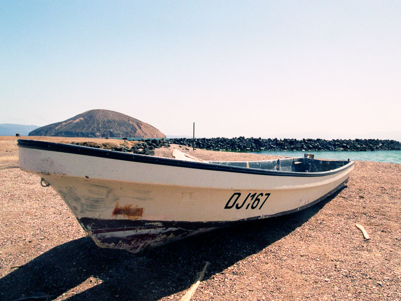 DJ05031-a-Djibouti-beach-impression.jpg
