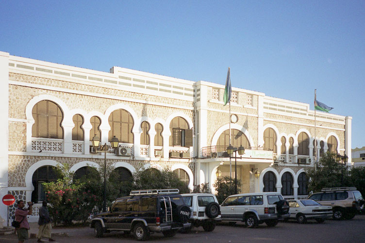 DJ05004-Landcruiser-square--in-Djibouty-City.jpg