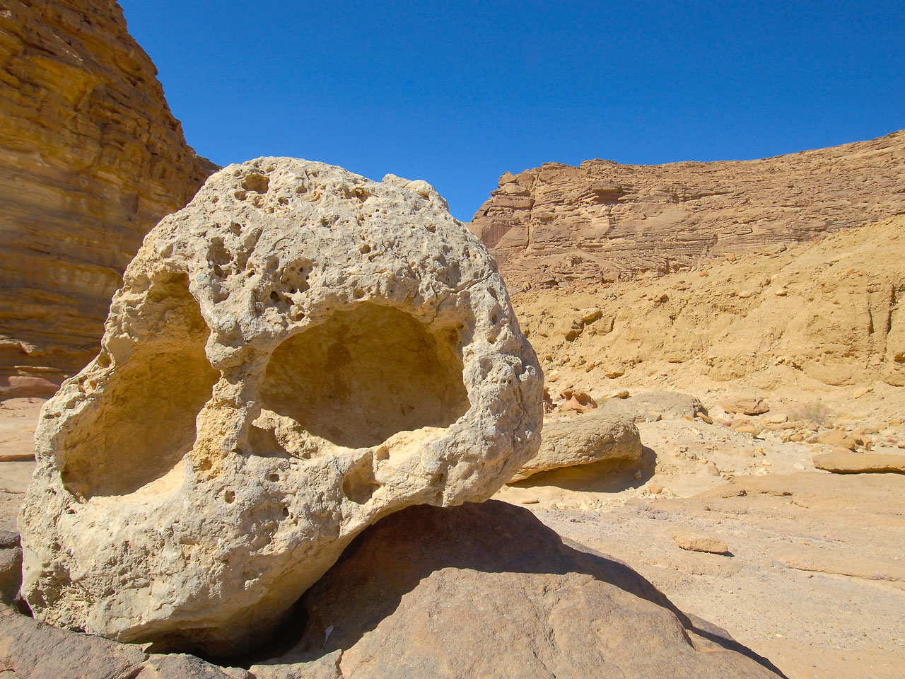 EG05003-The-Skull-stone.jpg