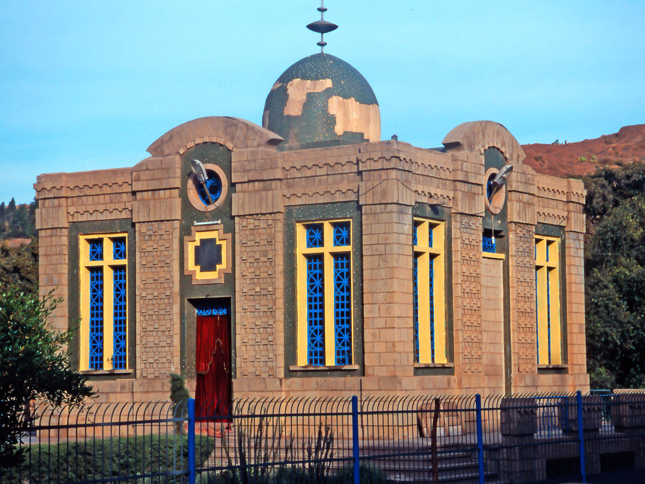 ET05068-House-of-the-ark-of-covenant-in-Axum.jpg