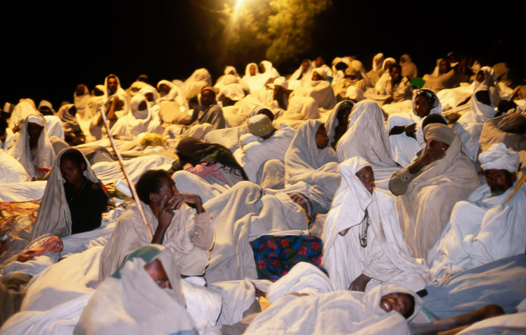 ET05010-A-whiteclad-crowd-of-pilgrims--in-Lalibela-at-Leddeth.jpg