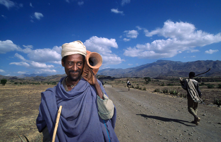 ET05023-Man-with-jar-between-Vemrehanna-and-Kristos.jpg