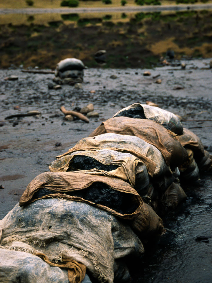 ET05224-Black-salt-at-the-El-Sod-craterlake.jpg