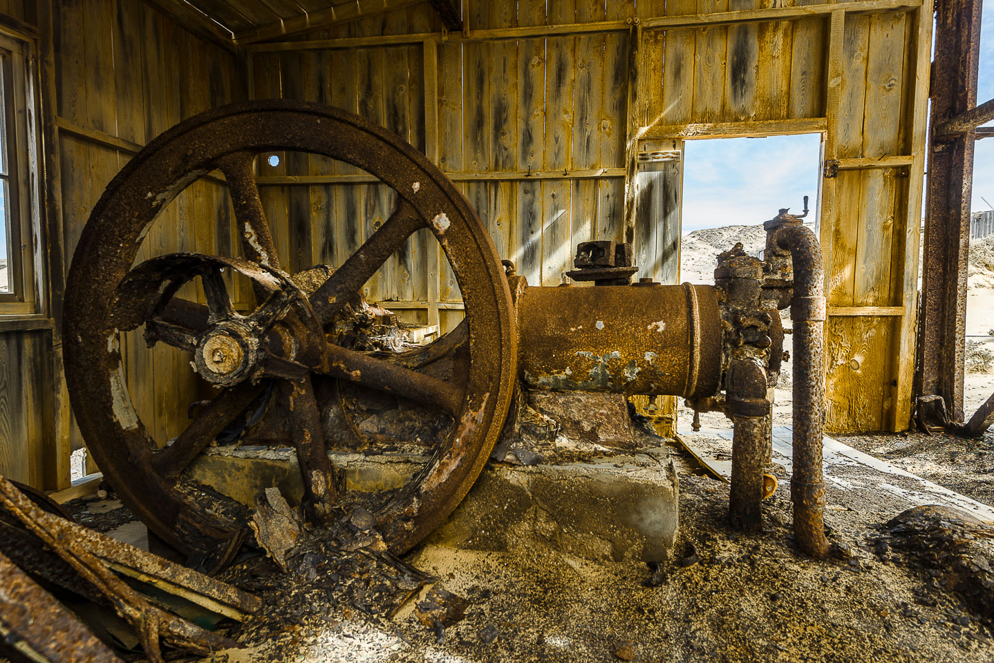 ZA130656E-Sperrgebiet-Pomona-Mine-deserted-machinery.jpg