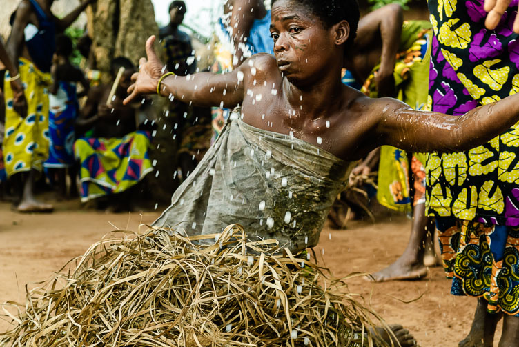 TB070107E-Woman-performing-a-trance-dance-in-Avidji-Togo.jpg