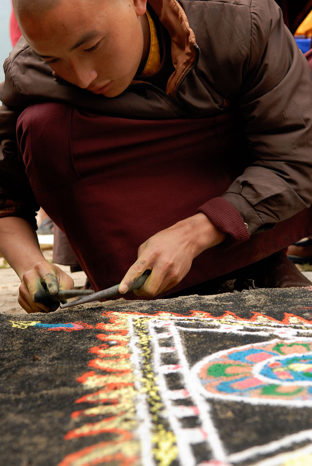 SB06576-Making-a-mandala_.jpg