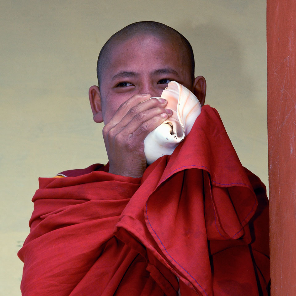 SB06596-Monk-blowing-a-conch-shell-horn.jpg