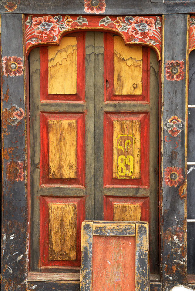 SB06364-Typical-Bhutanse-door-in-Thimphu.jpg