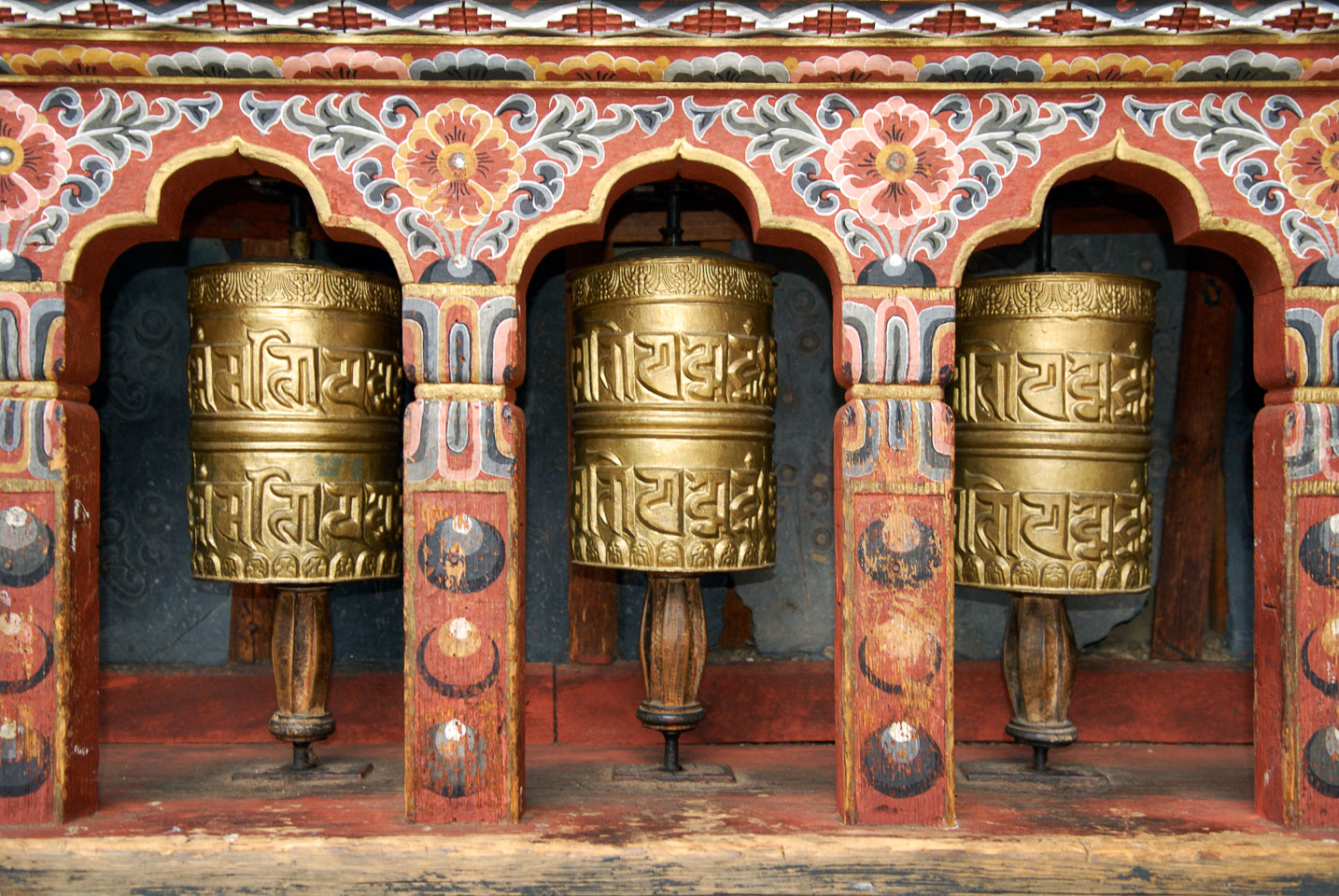 SB06425-Prayer-wheels-at-the-Trashi-Chhoe-Dzong-in-Thimpu.jpg