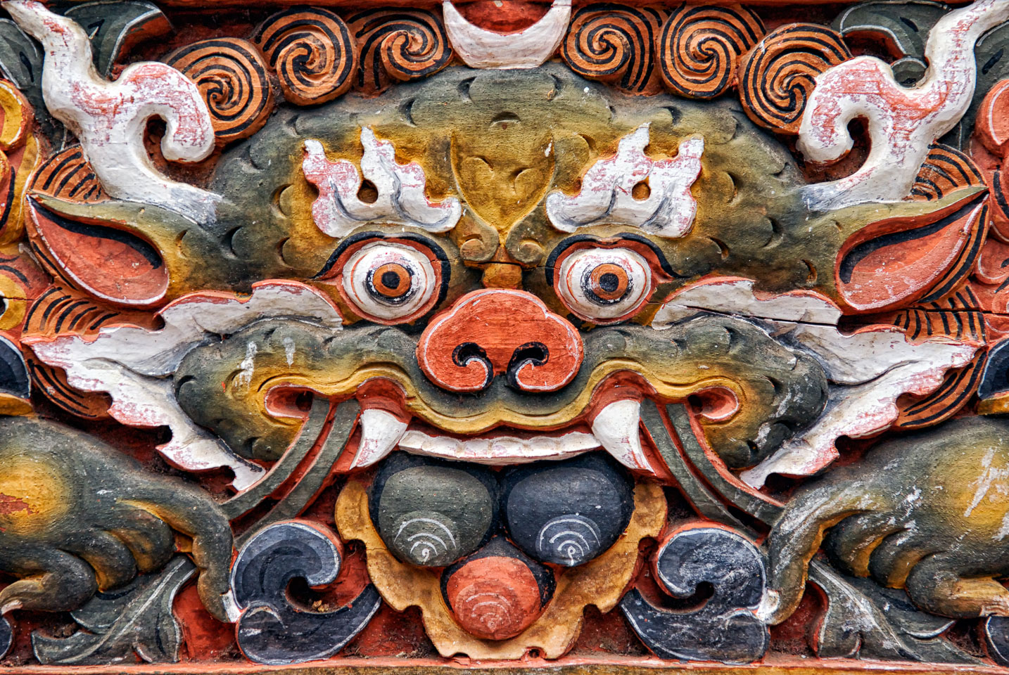 SB06744-Carving-at-the-Punakha-Dzong-in-Bhutan.jpg