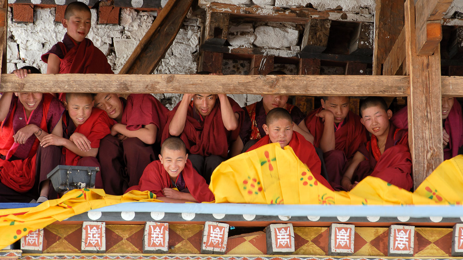 SB06797-Young-Monks-watching-the-Paro-Tshechu.jpg