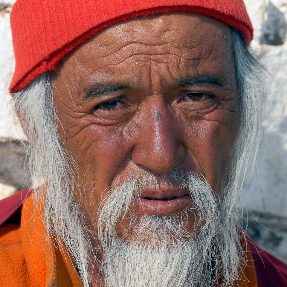 SB06866prt-Old-worhpper-at-the-Paro-tshechu.jpg