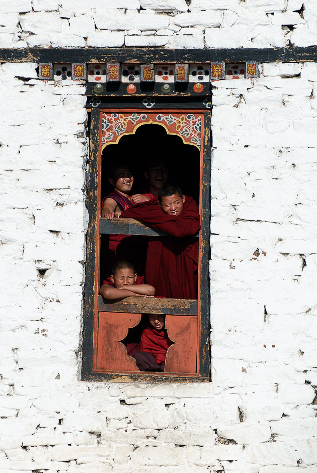 SB06872-Watching-the-show-at-the-Paro-Tshechu.jpg