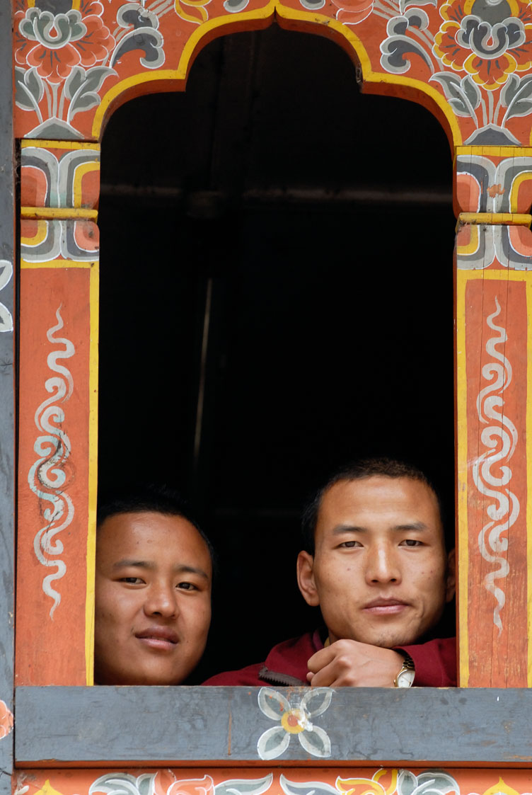 SB06329-Monks-looking-at-tourists_.jpg
