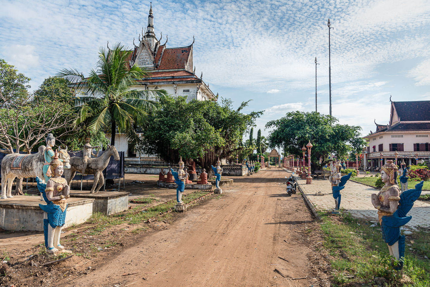 CA170581-Country-roads-on-the-opposite-side-of-the-Mekong.jpg