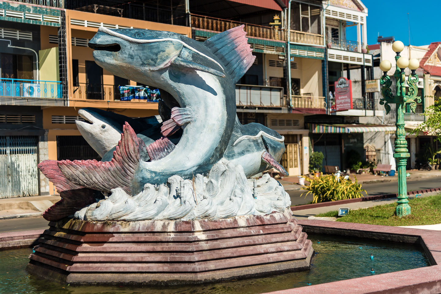 CA170740-Kompong-Cham---Mekong-Dolfin-statue_.jpg