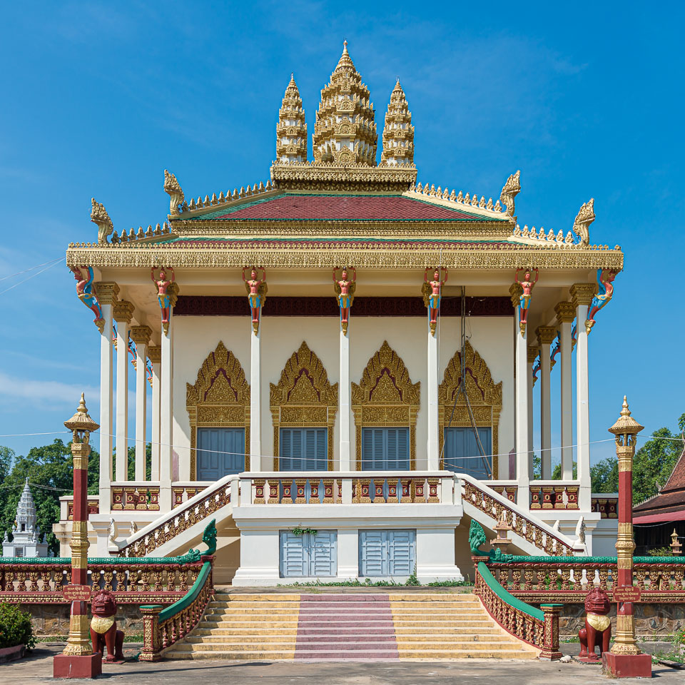 CA170403-Small-Wat-in-the-outskirts-of-Kratie.jpg