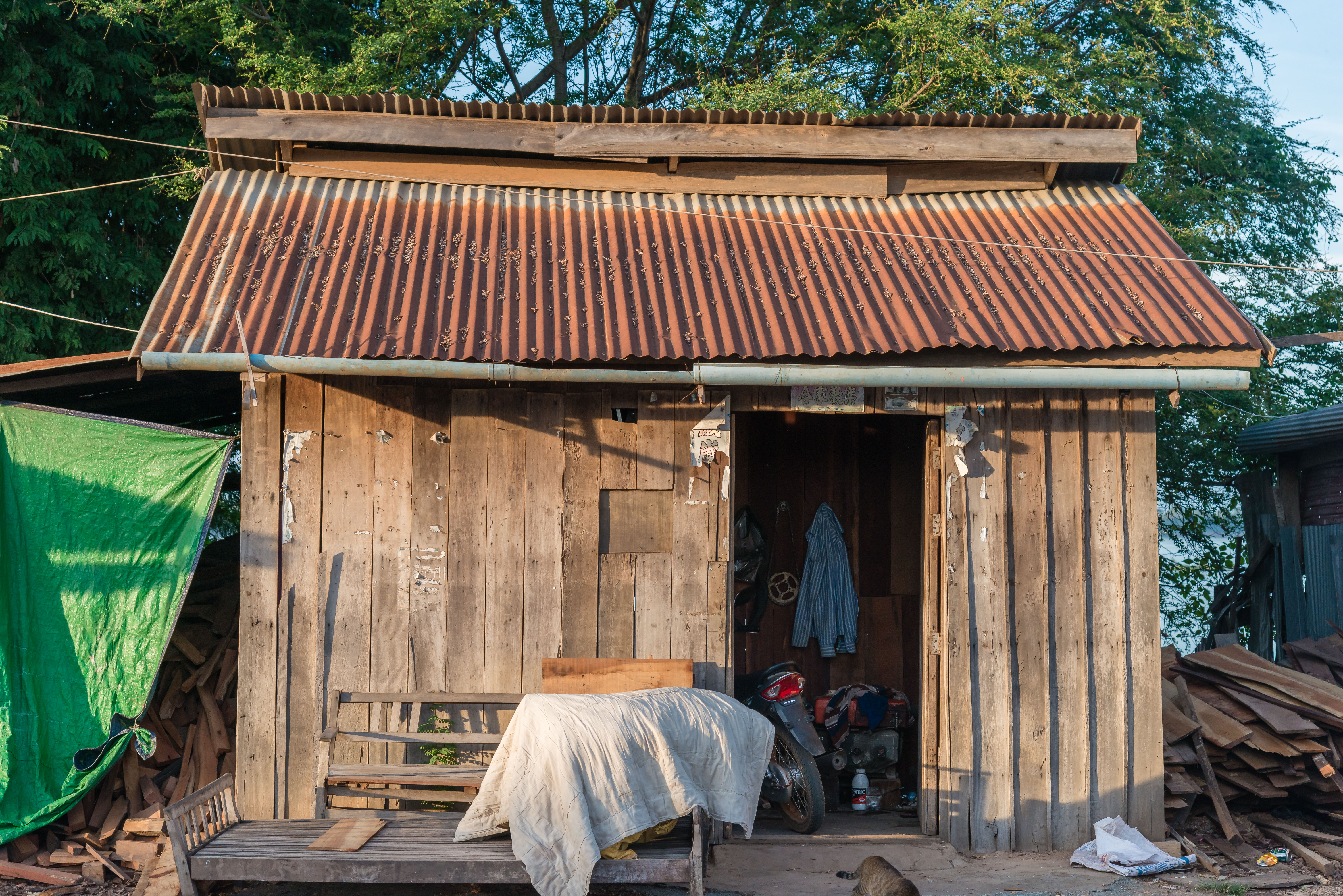 CA170020-Small-Huts-lining-the-Sekong-river.jpg