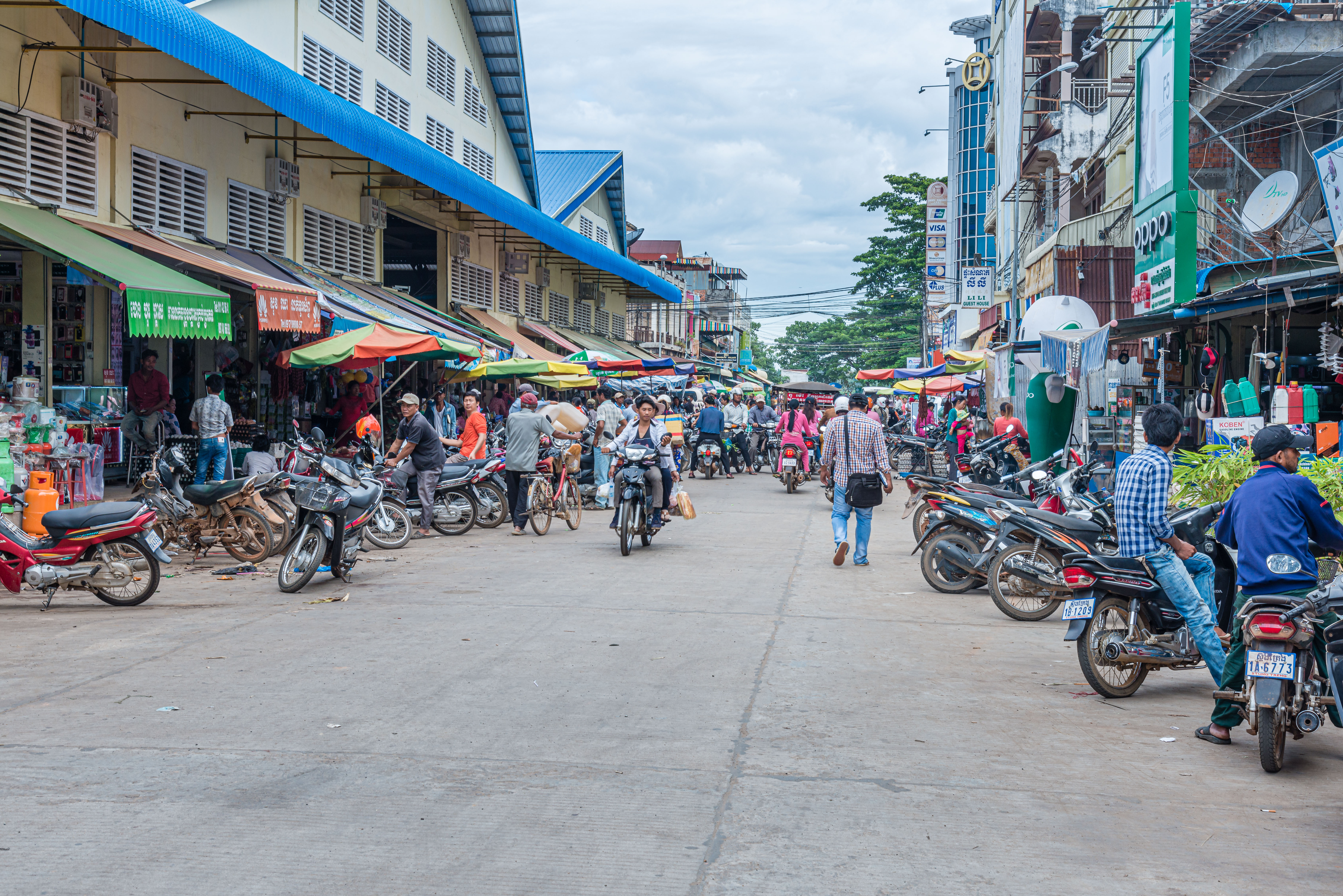 CA170035-Mopeds-are-the-dominant-way-of-travel.jpg