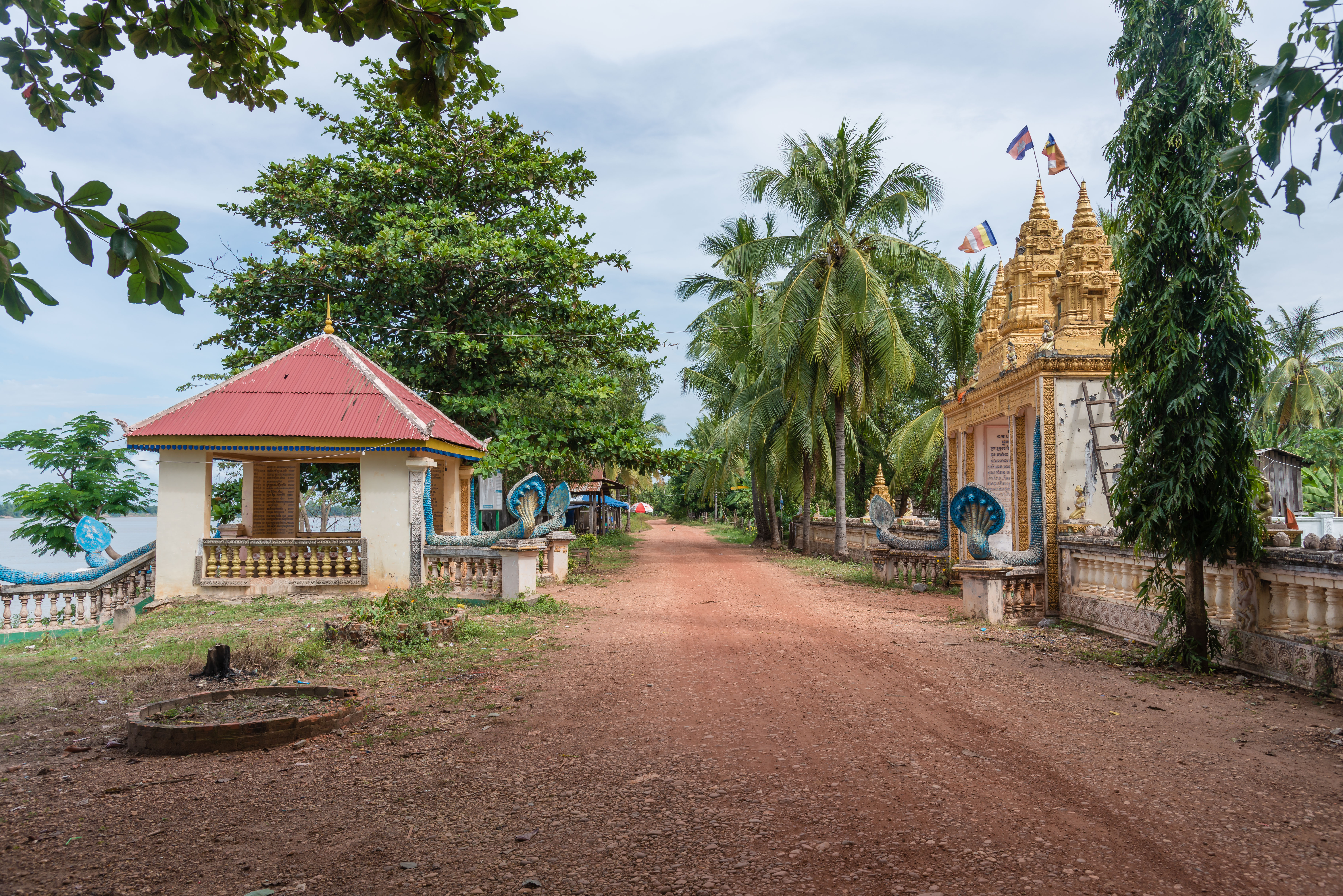 CA170054-Pathway-along-the-Mekong.jpg