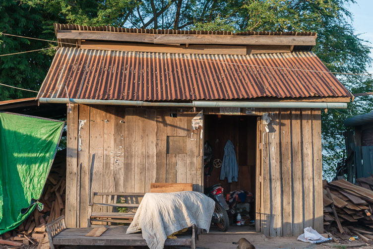 CA170020-Small-Huts-lining-the-Sekong-river.jpg