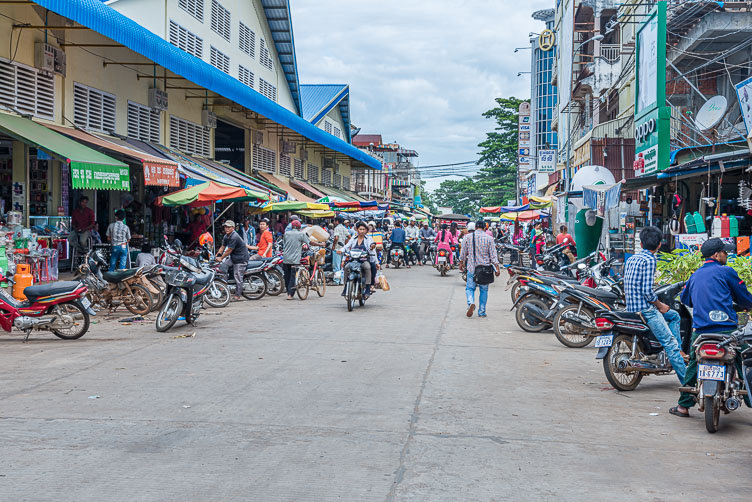 CA170035-Mopeds-are-the-dominant-way-of-travel.jpg