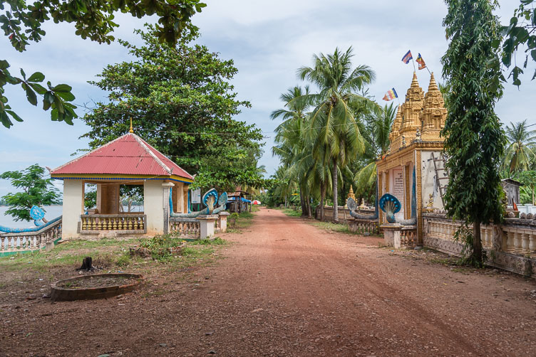 CA170054-Pathway-along-the-Mekong.jpg