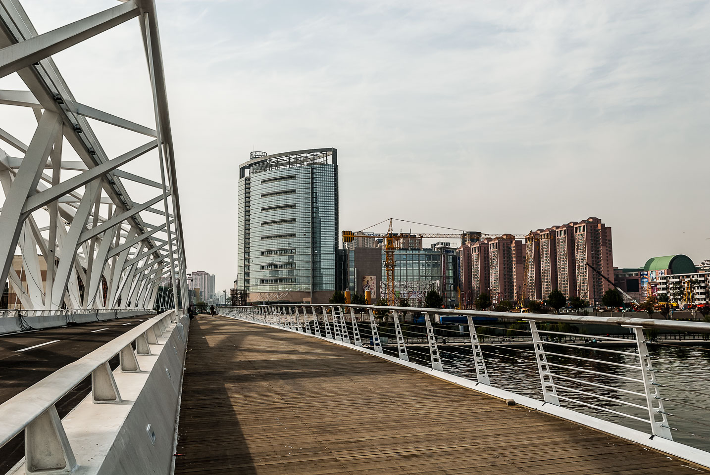 CN072487-Tianjin-across-the-bridge.jpg