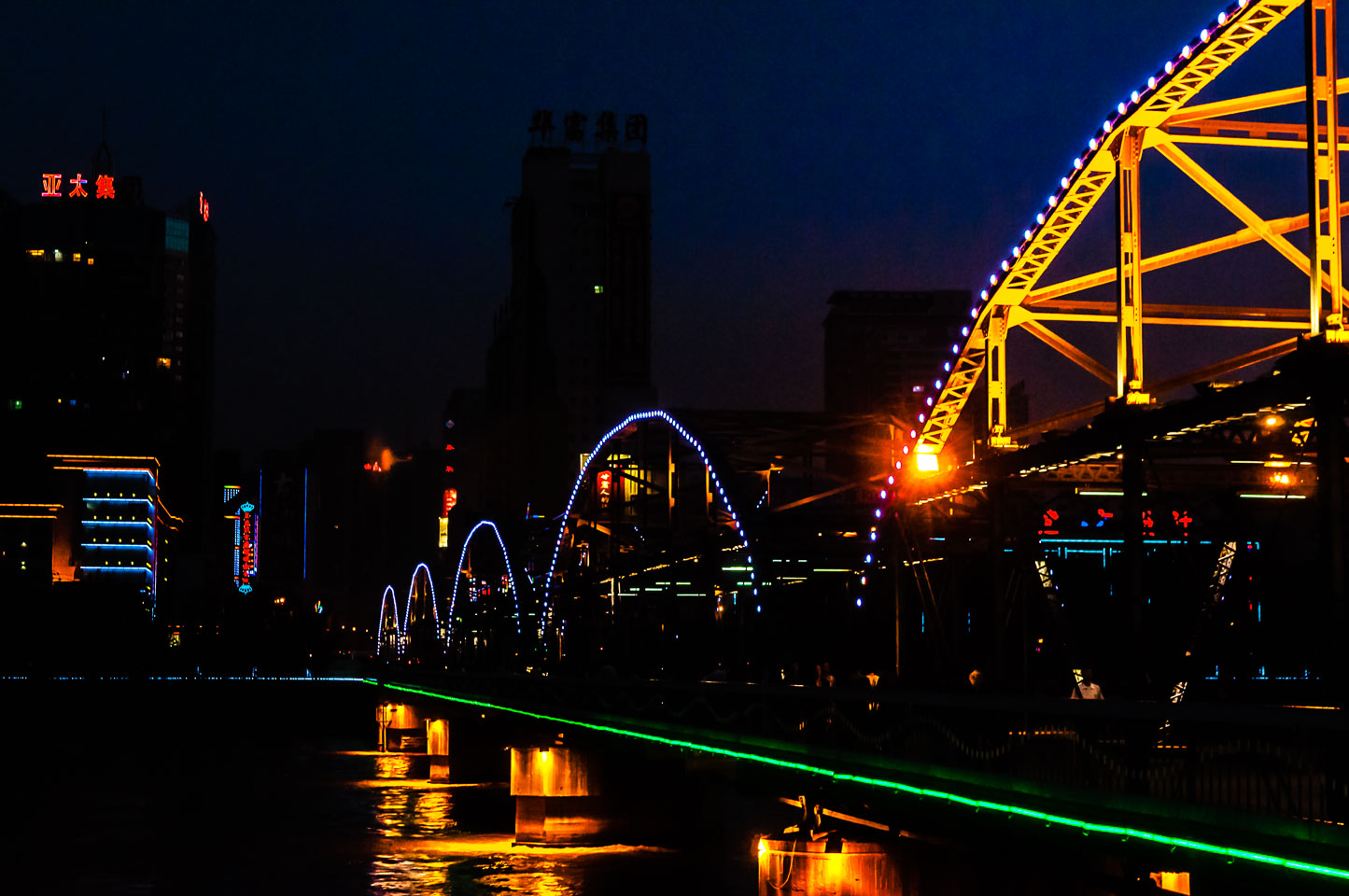 CN090738-Lanzhou-river-bridge-by-night.jpg