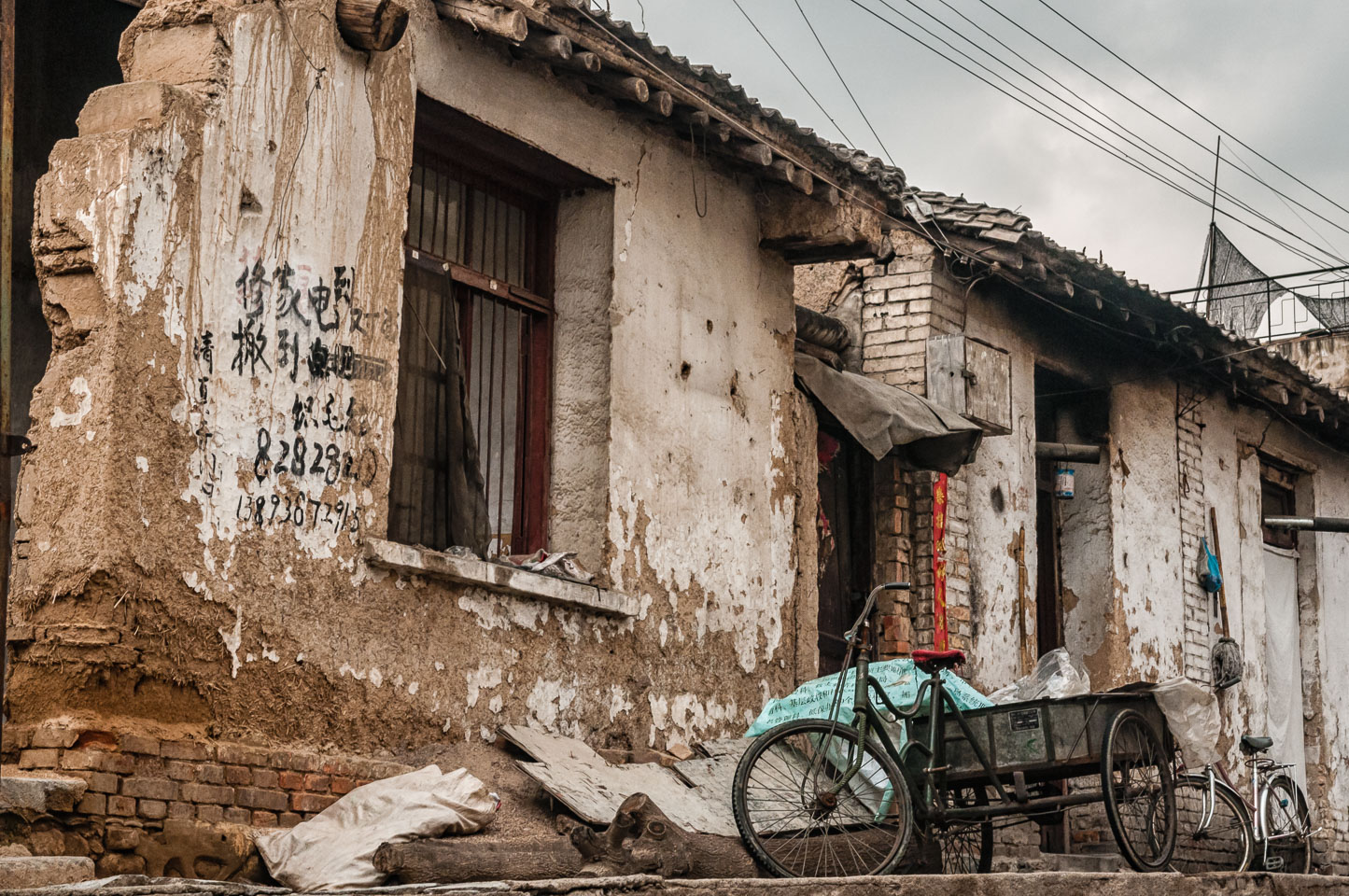 CN090757-a-decayed-barn-in-Tianshui.jpg