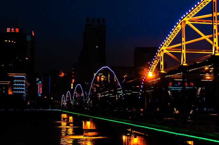 CN090738-Lanzhou-river-bridge-by-night.jpg