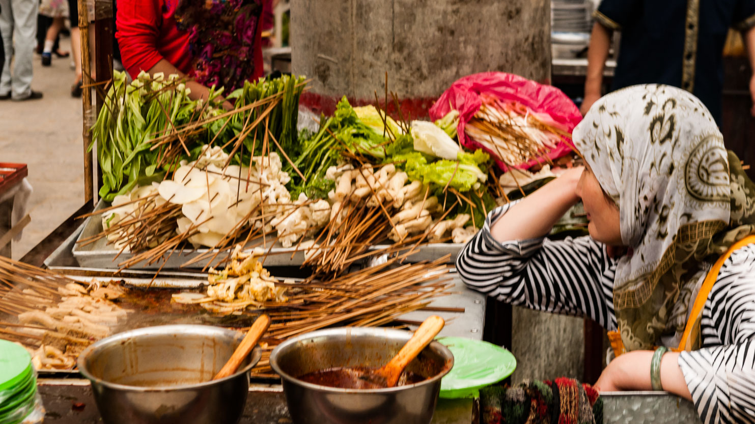 CN090963-Food-stall-in-the-Xian-muslim-area.jpg