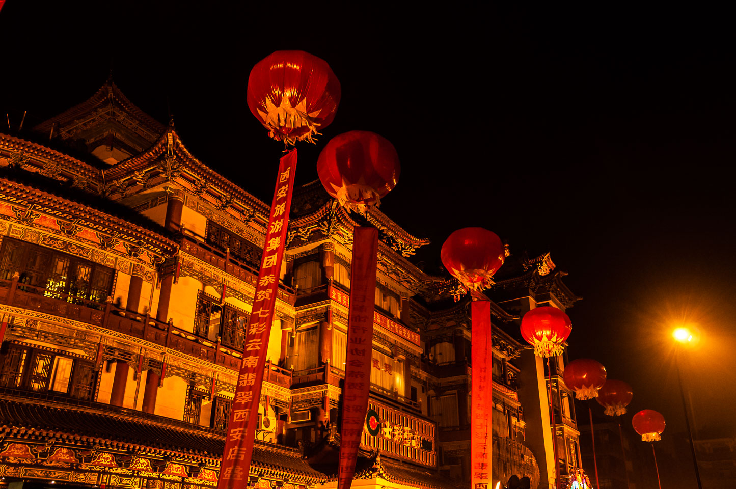 CN090988-Xian-main-square-at-dusk.jpg