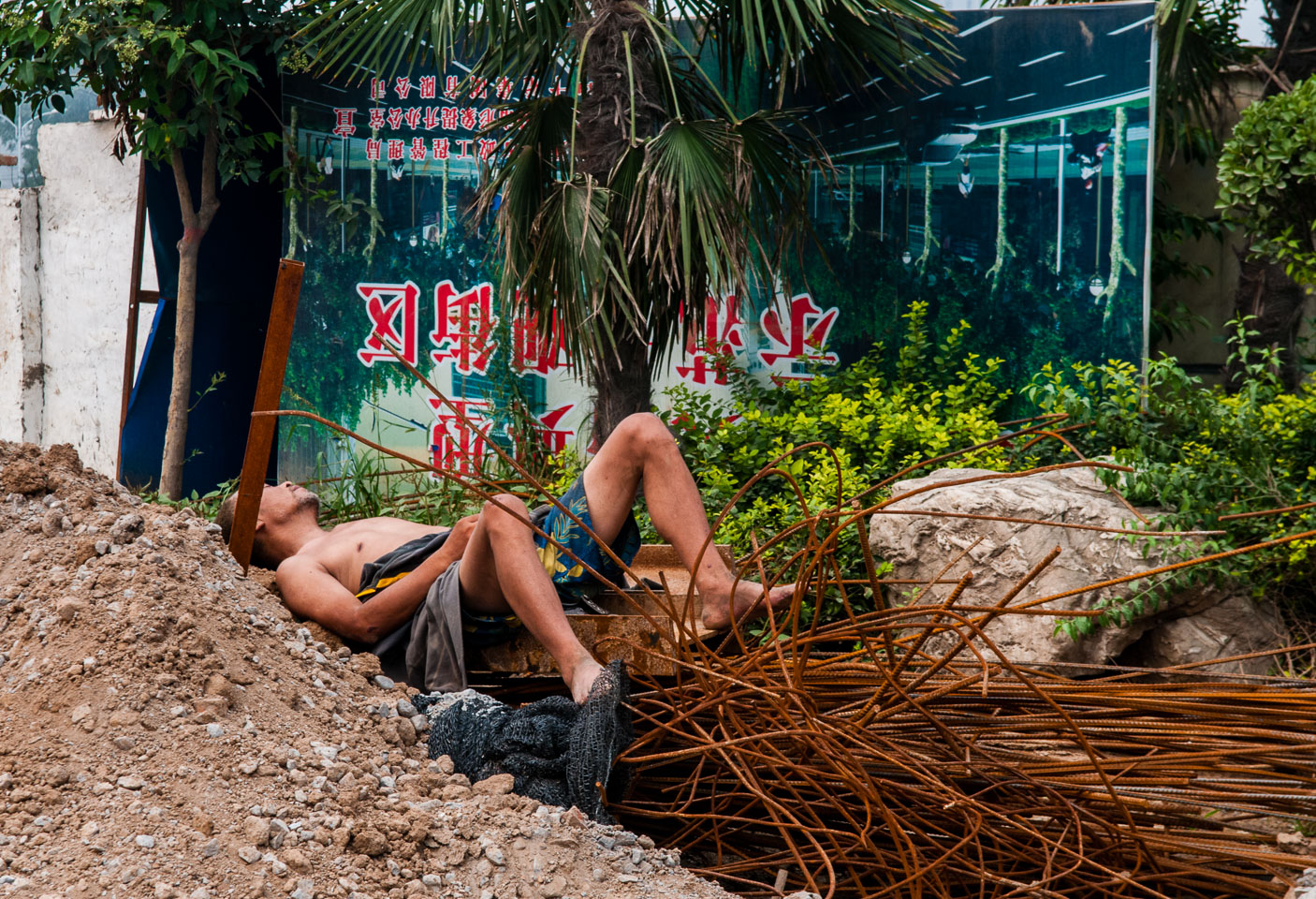 CN091006-a-resting-construcion-worker.jpg