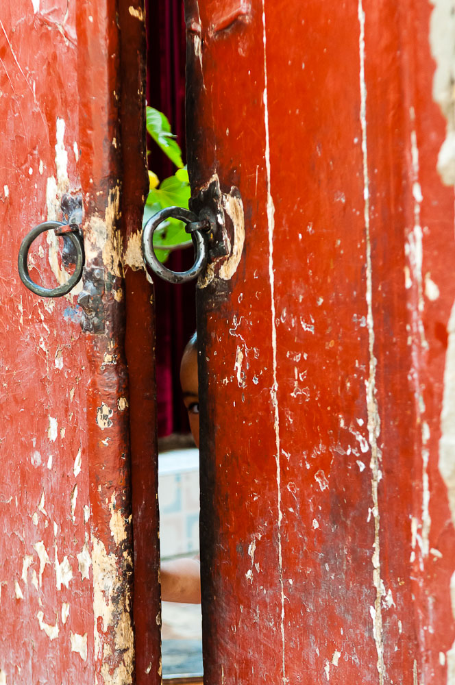 CN090365E-Kashgar-Peeping-child.jpg