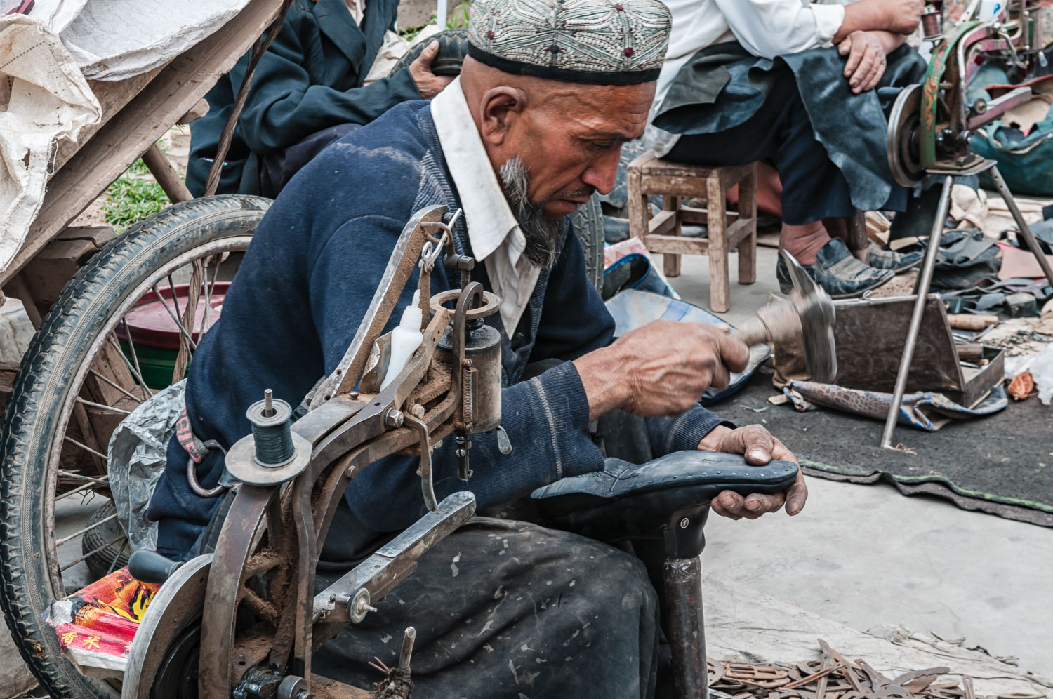 CN090571E-Kashgar-shoe-repair.jpg