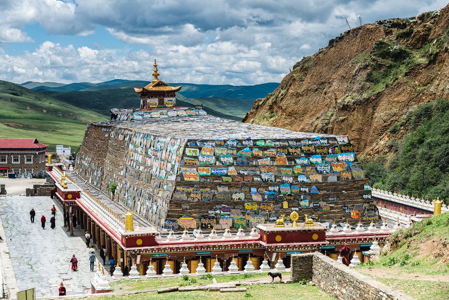 CN151742E-2-Mani-stone-pile-at-Gyargo-Ani-Gompa-near-Tagong.jpg