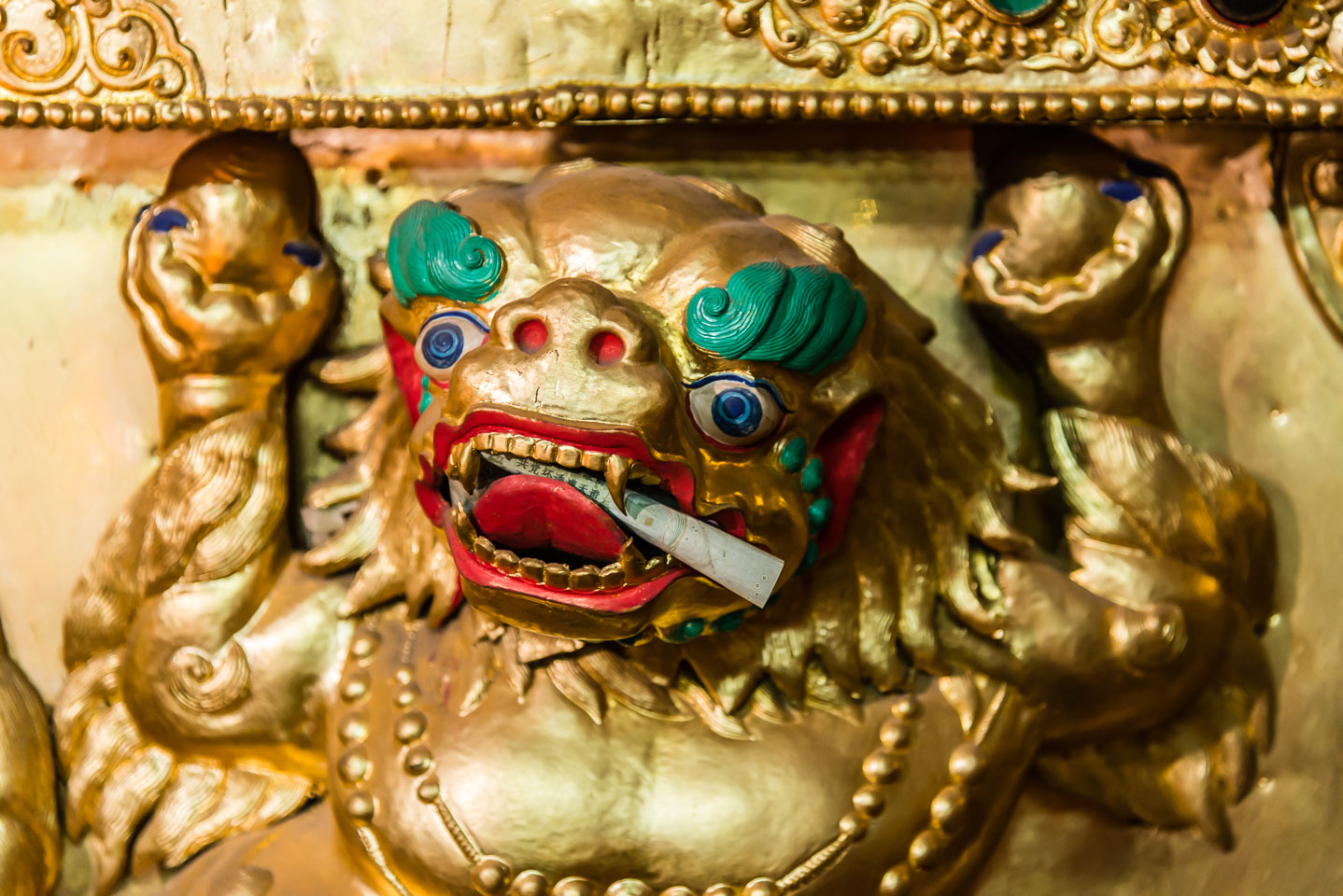 CN151794-Tagong-Lamaseri-Lion-with-money-offering.jpg