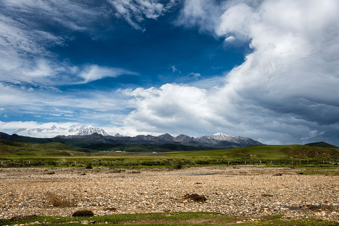 CN151847E-Yala-Shan-mountain-and-the-grasslands-near-Tagong.jpg