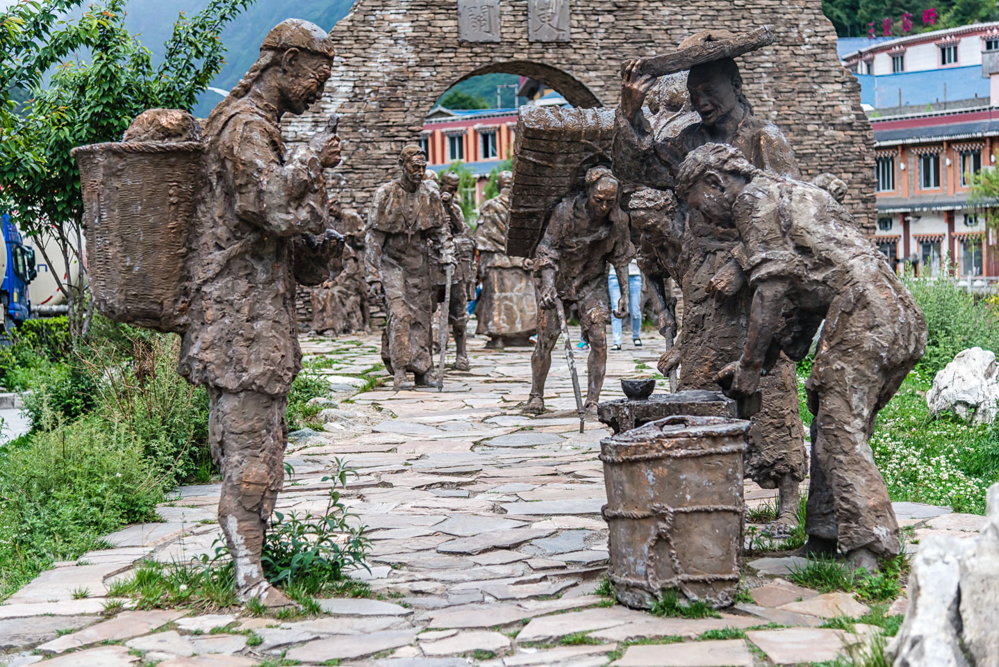 CN151877-2E-Statues-at-city-gate-Kanding.jpg