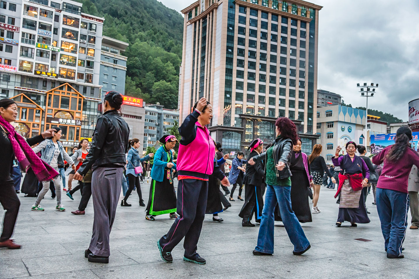 CN151982E-Folkdancing-in-Kangding.jpg