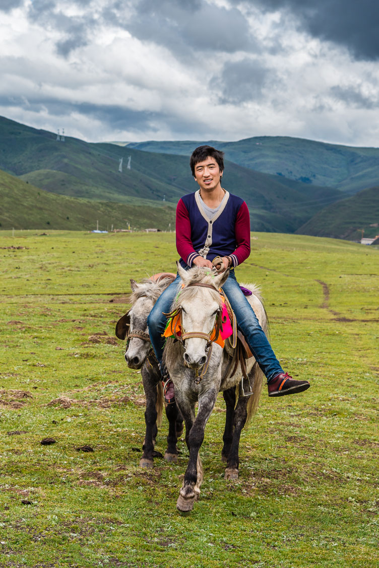 CN151710E-Tibetan-cowboy-at-Tagong-grasslands.jpg