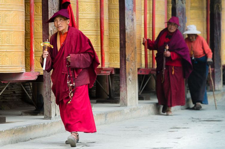 CN151744E-Prayers-at-Gyargo-Ani-Gompa-near-Tagong.jpg