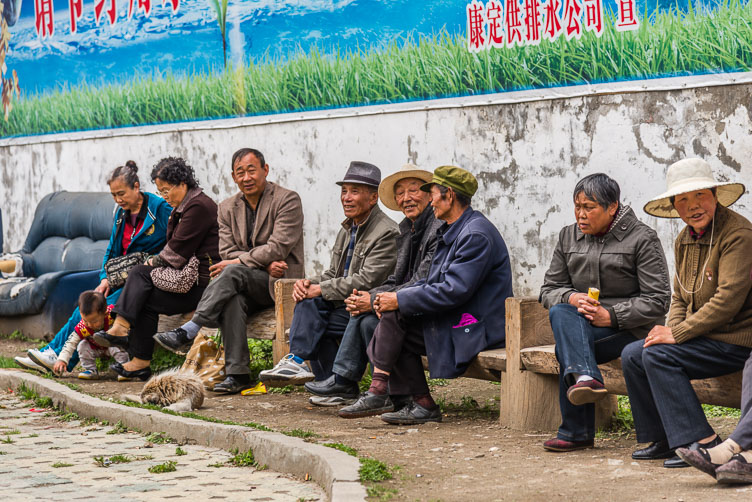 CN151958E-Old-folks-socializing-in-Kangding.jpg