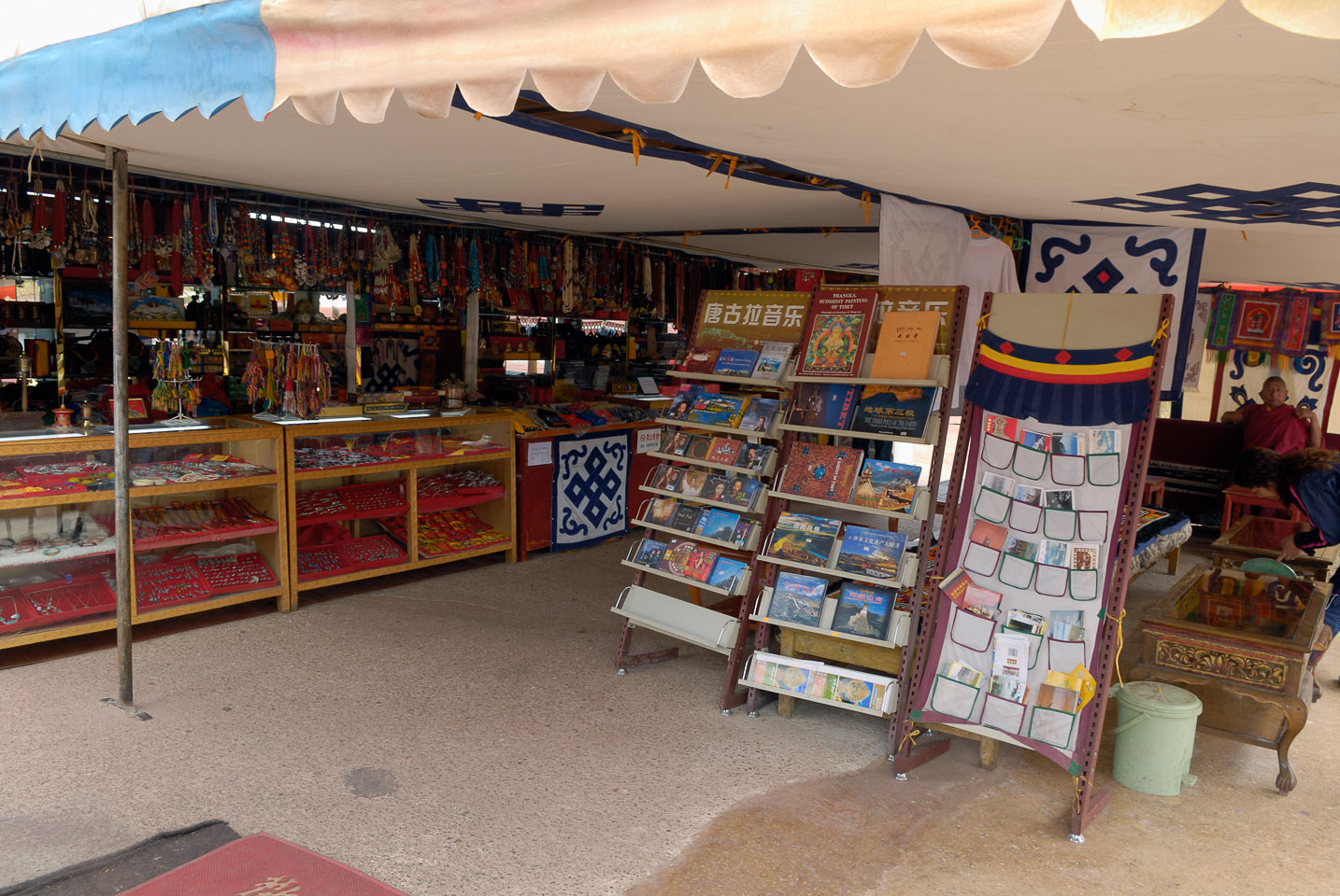 CN071096-Lhasa-souvenirshop-on-the-Jokhang-roof.jpg