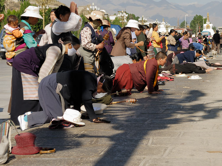 CN070879-Lhasa-Worshippers-in-front-of-the-Potala-Palace.jpg