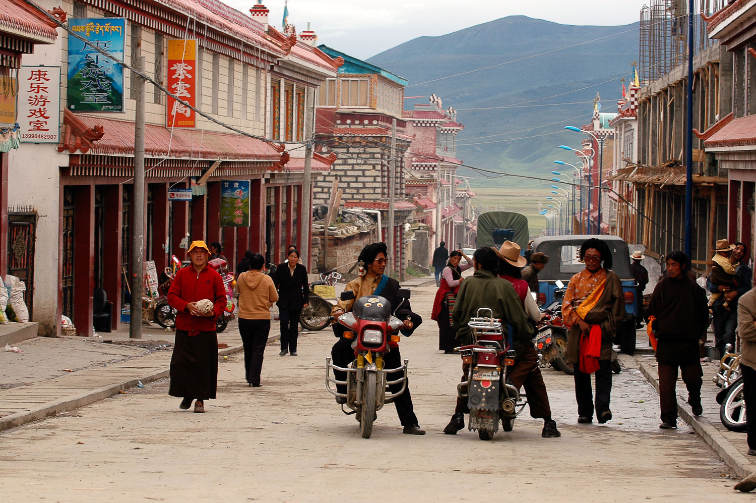 CN050209-The-streets-of-Litang.jpg