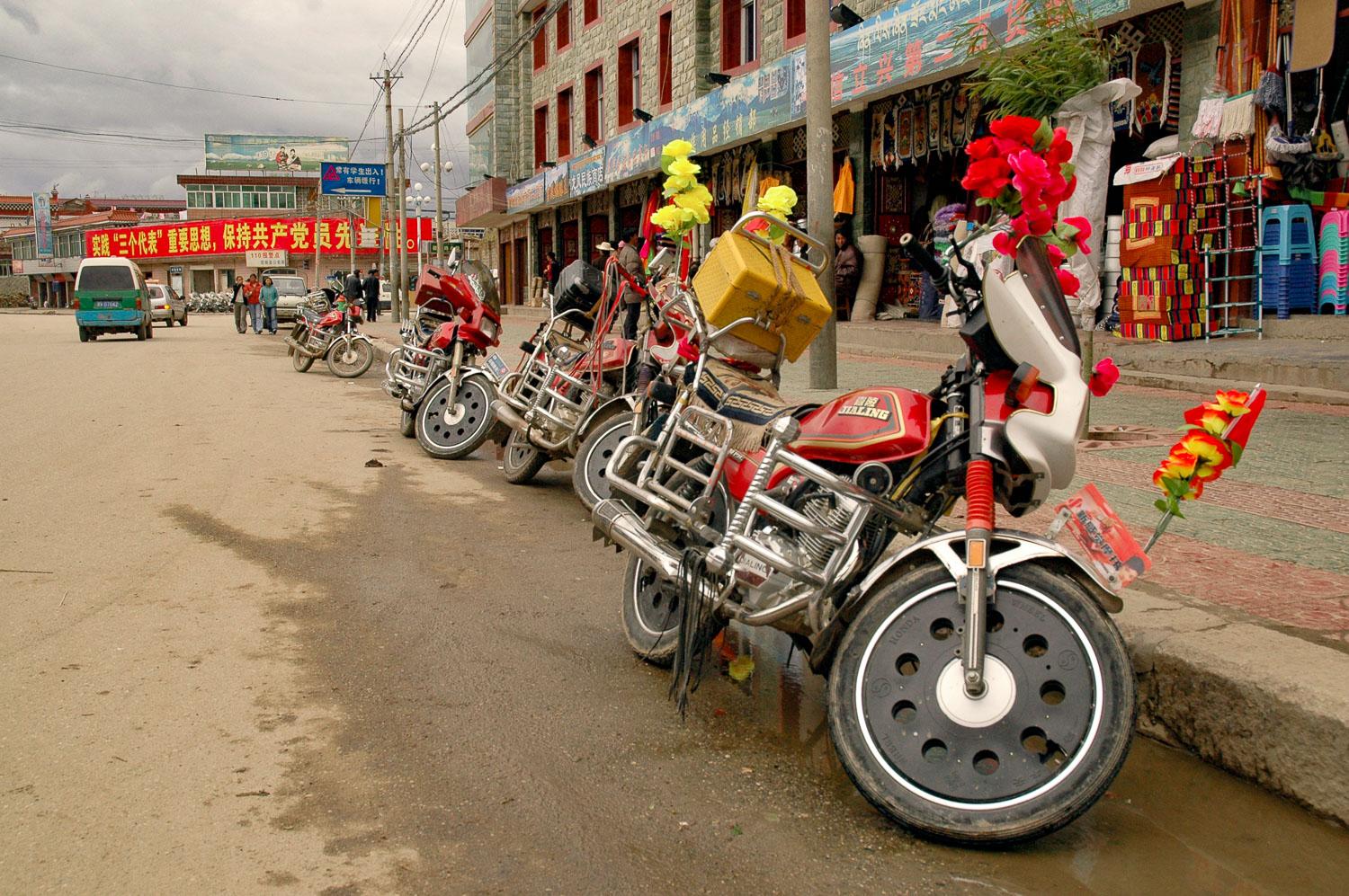 CN050224-Litang-main-street.jpg