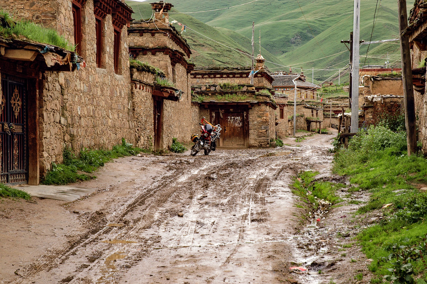 CN050243-Litang-back-street.jpg