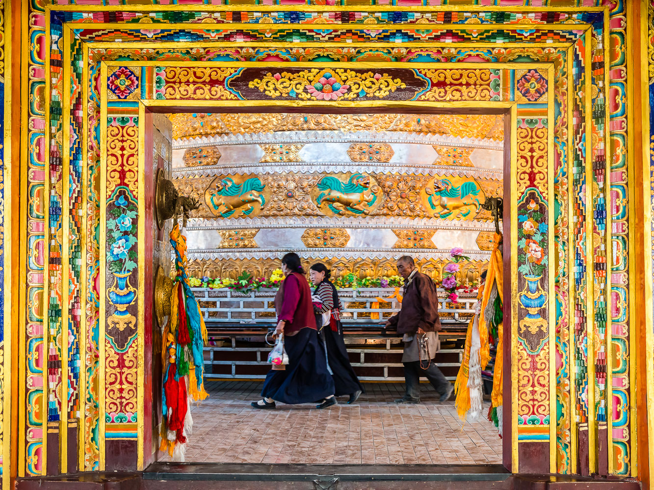 CN151466E-Turning-the-prayer-wheel-at-the-Baita-Gongyuan-temple-in-Litang_v1.jpg